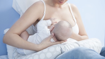 Alăptarea la cerere – Cum ştii că bebe cere?