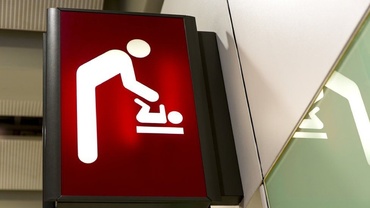Toaletele pentru bărbaţi, echipate cu facilităţi pentru bebeluşi