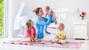 Legea mamelor 'eroine', un proiect adoptat tacit de Senat. Câţi bani vor primi mamele care au cel puţin 3 copii