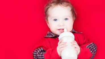 Cum îl înveţi pe bebeluş să bea din biberon