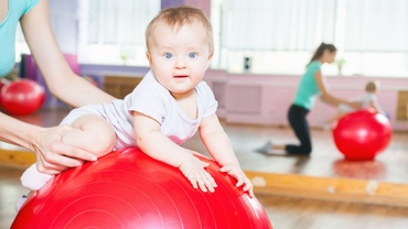 Exerciţii cu mingea de gimnastică pentru bebeluşi. Recomandările specialistului