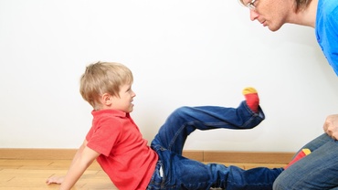 Copilul meu se dă cu curu’ de pământ