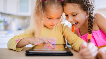 Cât timp pot petrece copiii noștri în fața ecranelor? O altă abordare a tehnologiei