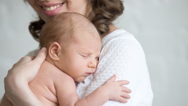 Cum îl ajuţi pe nou-născut să se adapteze mai bine la lumea înconjurătoare