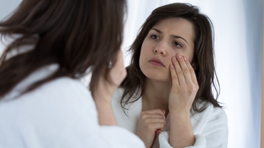 Sunt mamă. Am burtă, vergeturi, riduri şi nu mă machiez