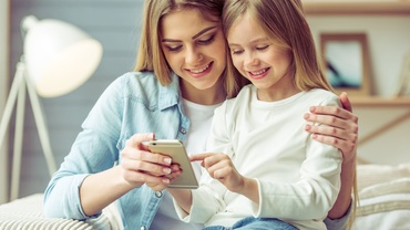 Când este momentul să-i cumperi primul telefon mobil copilului tău