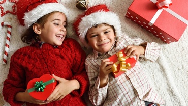 Ce cadouri să le iei copiilor care au prea multe jucării?