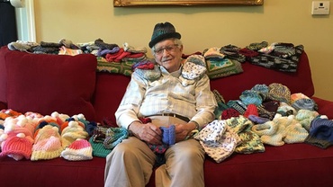 Povestea bunicului de 86 de ani care croșetează căciulițe pentru prematuri