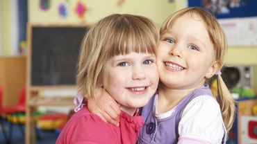 Prietenii la vârste mici. Cum îi putem ajuta pe copii?