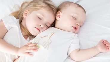 Psss, dorm copiii. Dejaaaaa? (Orele de somn la copii, între știință și practică)