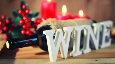 Cum deschizi o sticlă de vin fără tirbuşon? 3 metode neconvenționale