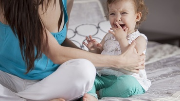 Cum oprești un prichindel din plâns în doar 20 de secunde